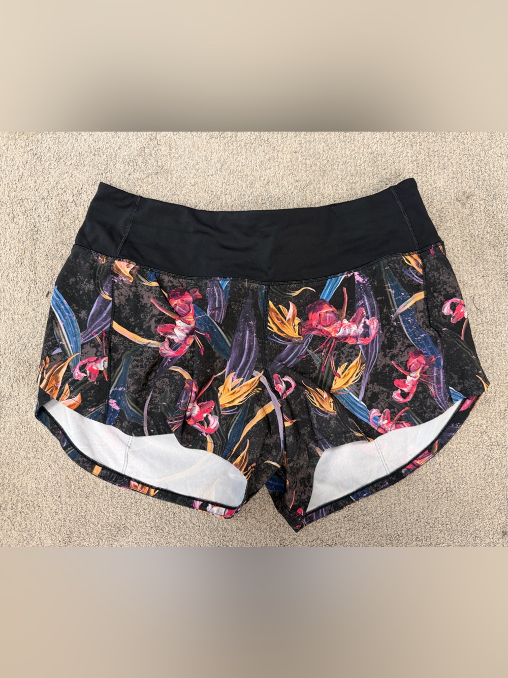 Women's Black Floral Speed Up shorts mid rise size 6 4”